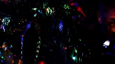 Aydınlatılmış bir Noel ağacının dallarında güzel cam oyuncaklar