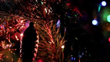 Aydınlatılmış bir Noel ağacının dallarında güzel cam oyuncaklar