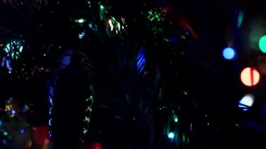 Aydınlatılmış bir Noel ağacının dallarında güzel cam oyuncaklar