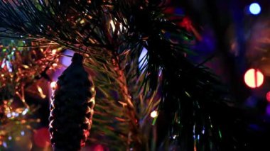 Aydınlatılmış bir Noel ağacının dallarında güzel cam oyuncaklar