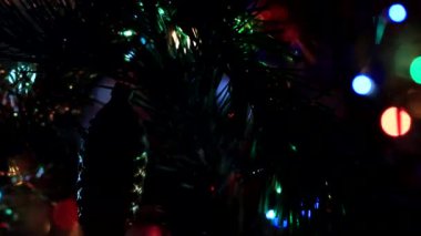 Aydınlatılmış bir Noel ağacının dallarında güzel cam oyuncaklar