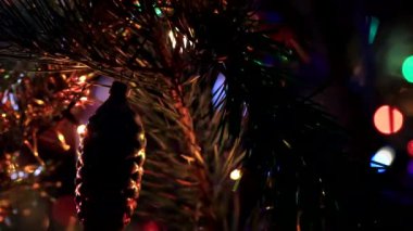 Aydınlatılmış bir Noel ağacının dallarında güzel cam oyuncaklar