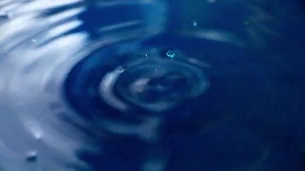Cirklar Ytan Vätskan Efter Att Nått Droppe Vatten — Stockvideo