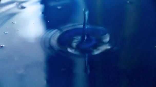 Circles Surface Liquid Hitting Drop Water — Αρχείο Βίντεο