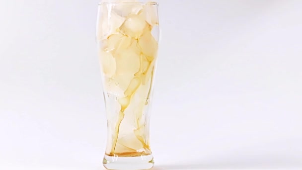 在玻璃杯中清爽柠檬水 玻璃杯里有很多冰 — 图库视频影像