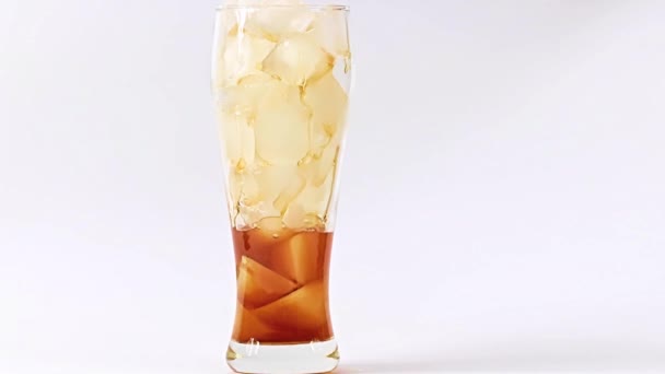 氷の多いグラスでさわやかなレモネード — ストック動画