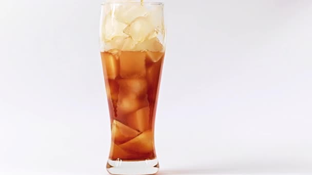 Erfrischende Limonade Glas Mit Viel Eis — Stockvideo