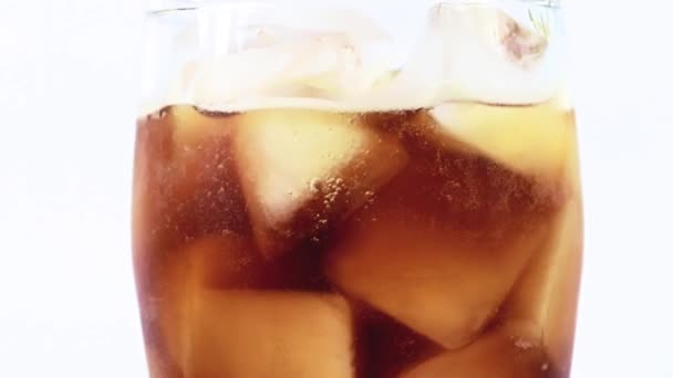 Minuman Limun Menyegarkan Dalam Gelas Dengan Banyak — Stok Video