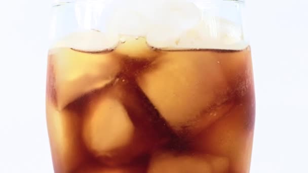 Δροσιστική Λεμονάδα Ένα Ποτήρι Πολύ Πάγο — Αρχείο Βίντεο