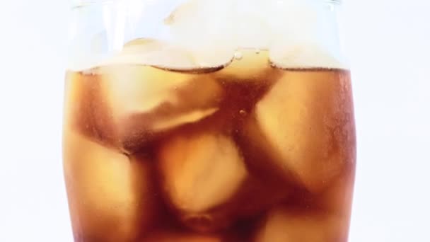 在玻璃杯中清爽柠檬水 玻璃杯里有很多冰 — 图库视频影像