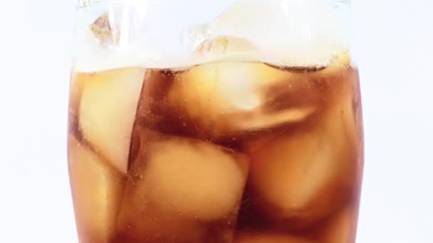 Limonade Rafraîchissante Dans Verre Avec Beaucoup Glace — Video