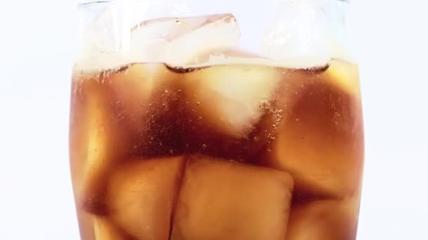 Limonata Rinfrescante Bicchiere Con Tanto Ghiaccio — Video Stock