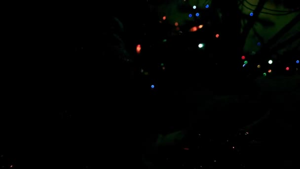 Όμορφα Γυάλινα Παιχνίδια Στα Κλαδιά Ενός Φωτισμένου Χριστουγεννιάτικου Δέντρου — Αρχείο Βίντεο