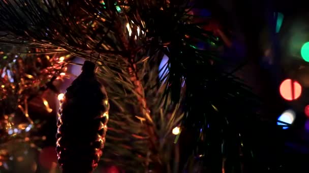 Incantevoli Giocattoli Vetro Sui Rami Albero Natale Illuminato — Video Stock