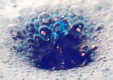 köpüklü sıvı yüzeyinde su damlacıkları izleri