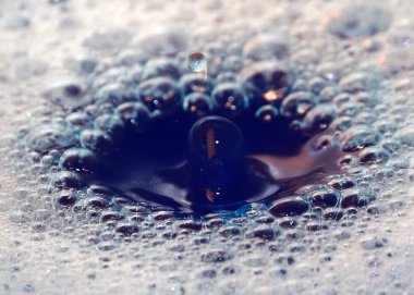 köpüklü sıvı yüzeyinde su damlacıkları izleri