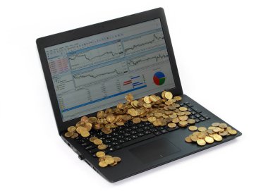 dizüstü bilgisayar ekranında hisse senedi tırnak ve altın sikke bir demet