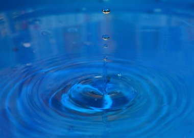 saf su bir damla ve sıvı yüzeyinde sıçrama