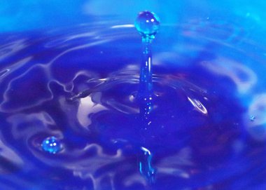 saf su bir damla ve sıvı yüzeyinde sıçrama