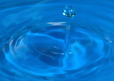 saf su bir damla ve sıvı yüzeyinde sıçrama