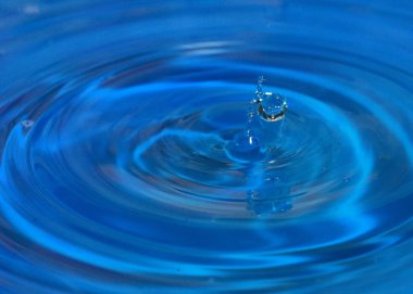 saf su bir damla ve sıvı yüzeyinde sıçrama