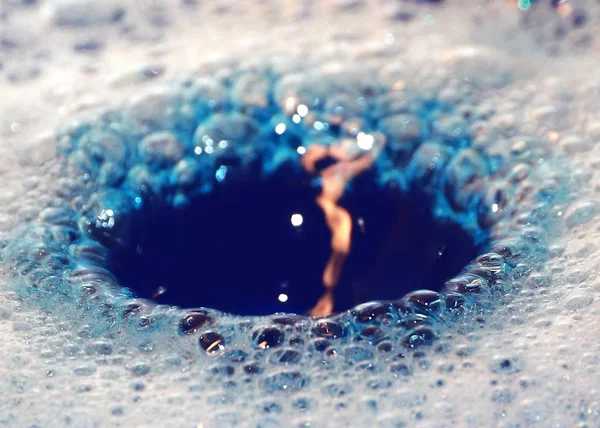 Sporen Van Waterdruppels Het Oppervlak Van Geschuimde Vloeistof — Stockfoto