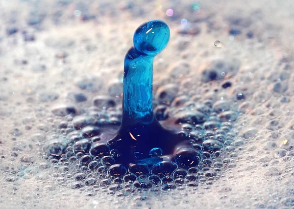発泡液体の表面に水滴の痕跡 — ストック写真