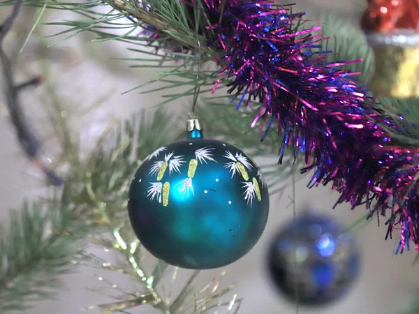 Christmas Pine Dekorerade Med Glas Leksaker — Stockfoto