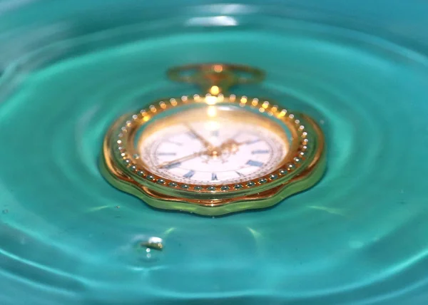 Tropfen Klaren Wasser Einer Vintage Uhr Einem Goldenen Gehäuse — Stockfoto