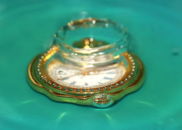 Drop Clear Water Vintage Watch Golden Case — Stock Photo, Image