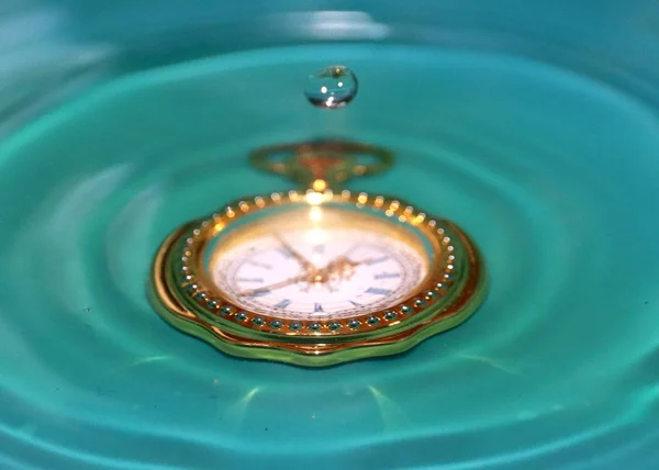 Tropfen Klaren Wasser Einer Vintage Uhr Einem Goldenen Gehäuse — Stockfoto