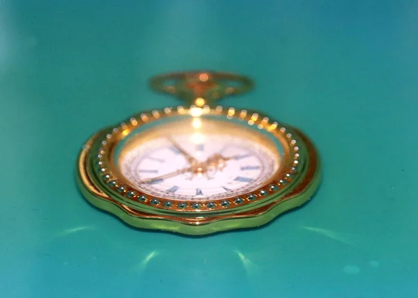 Gota Água Limpa Relógio Vintage Uma Caixa Dourada — Fotografia de Stock