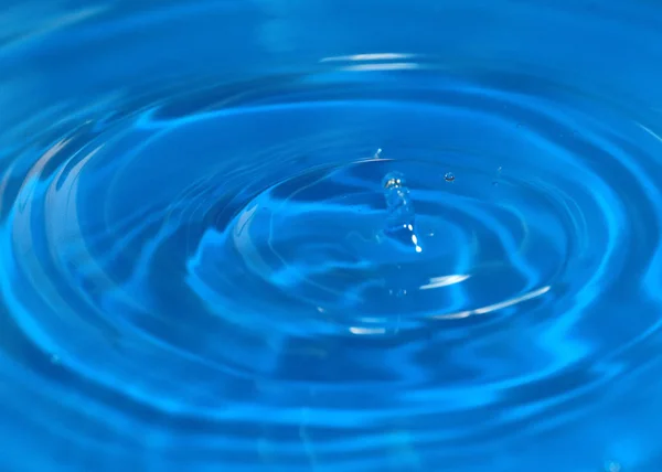 Uma Gota Água Pura Respingo Superfície Líquido — Fotografia de Stock