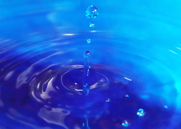 Una Gota Agua Pura Salpicadura Superficie Del Líquido — Foto de Stock