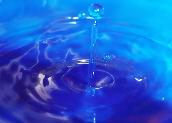 Una Goccia Acqua Pura Spruzzi Sulla Superficie Del Liquido — Foto Stock