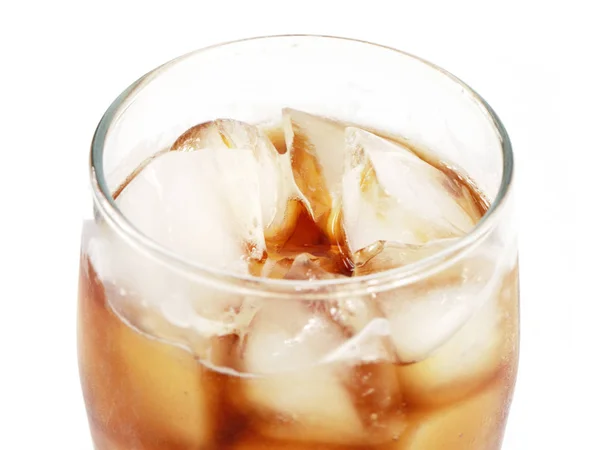 氷の多いグラスでさわやかなレモネード — ストック写真