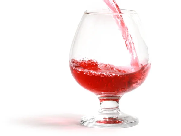 Processen Att Hälla Rött Vin Ett Stort Glas — Stockfoto