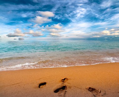 güneşli bir gökyüzü altında Akdeniz'in kumlu plaj