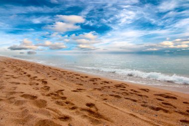 güneşli bir gökyüzü altında Akdeniz'in kumlu plaj