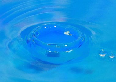 saf su bir damla net bir sıvı yüzeyine düşüyor