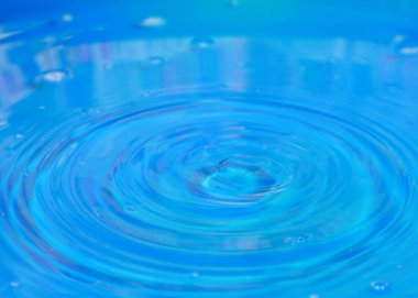 saf su bir damla net bir sıvı yüzeyine düşüyor