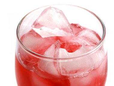 bir bardak bir meyve suyu içeceği yüzeyinde berrak buz parçaları