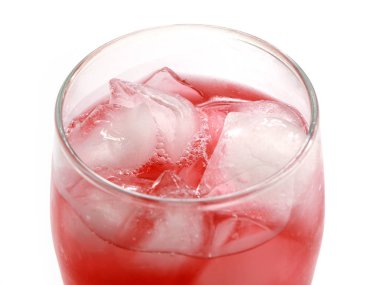 bir bardak bir meyve suyu içeceği yüzeyinde berrak buz parçaları