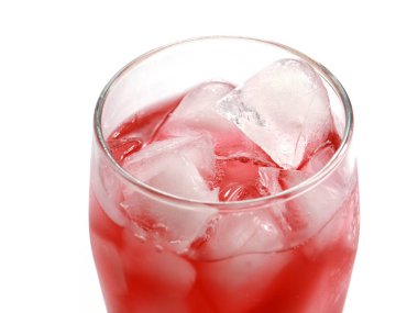 bir bardak bir meyve suyu içeceği yüzeyinde berrak buz parçaları