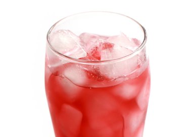 bir bardak bir meyve suyu içeceği yüzeyinde berrak buz parçaları