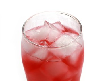 bir bardak bir meyve suyu içeceği yüzeyinde berrak buz parçaları