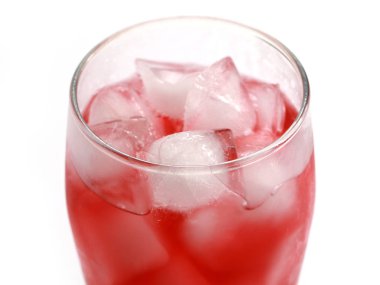 bir bardak bir meyve suyu içeceği yüzeyinde berrak buz parçaları