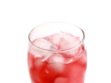 bir bardak bir meyve suyu içeceği yüzeyinde berrak buz parçaları