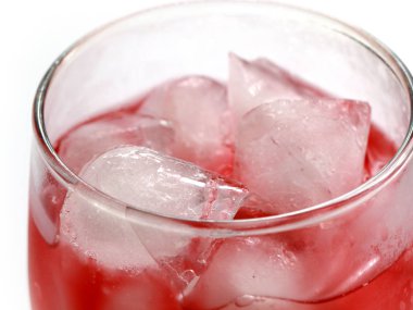 bir bardak bir meyve suyu içeceği yüzeyinde berrak buz parçaları