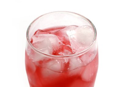 bir bardak bir meyve suyu içeceği yüzeyinde berrak buz parçaları